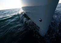 bateau à voile bavaria 46 proue de voilier ligne de flottaison vague surface de la mer
